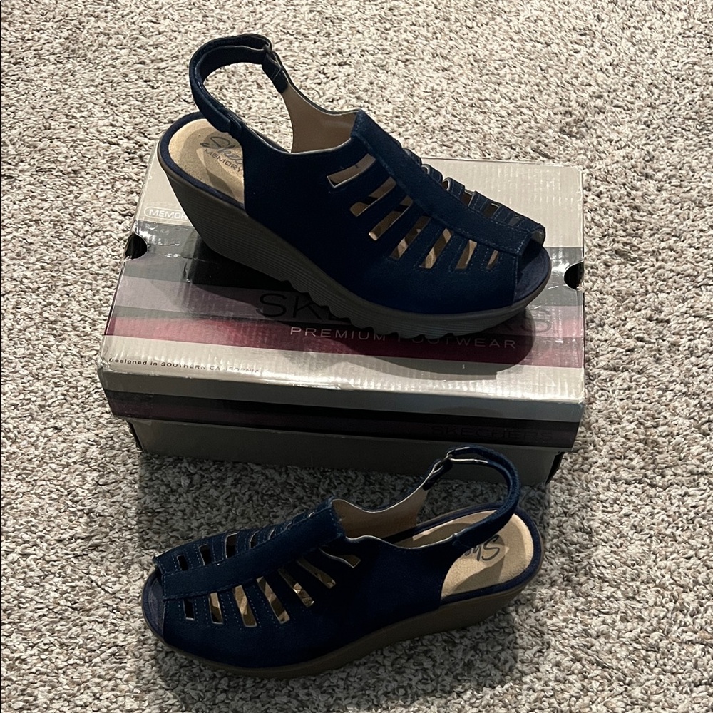 EUC Skechers Navy Blue Cutout Wedge Slingback Sandals W/Box - Picture 2 of 11